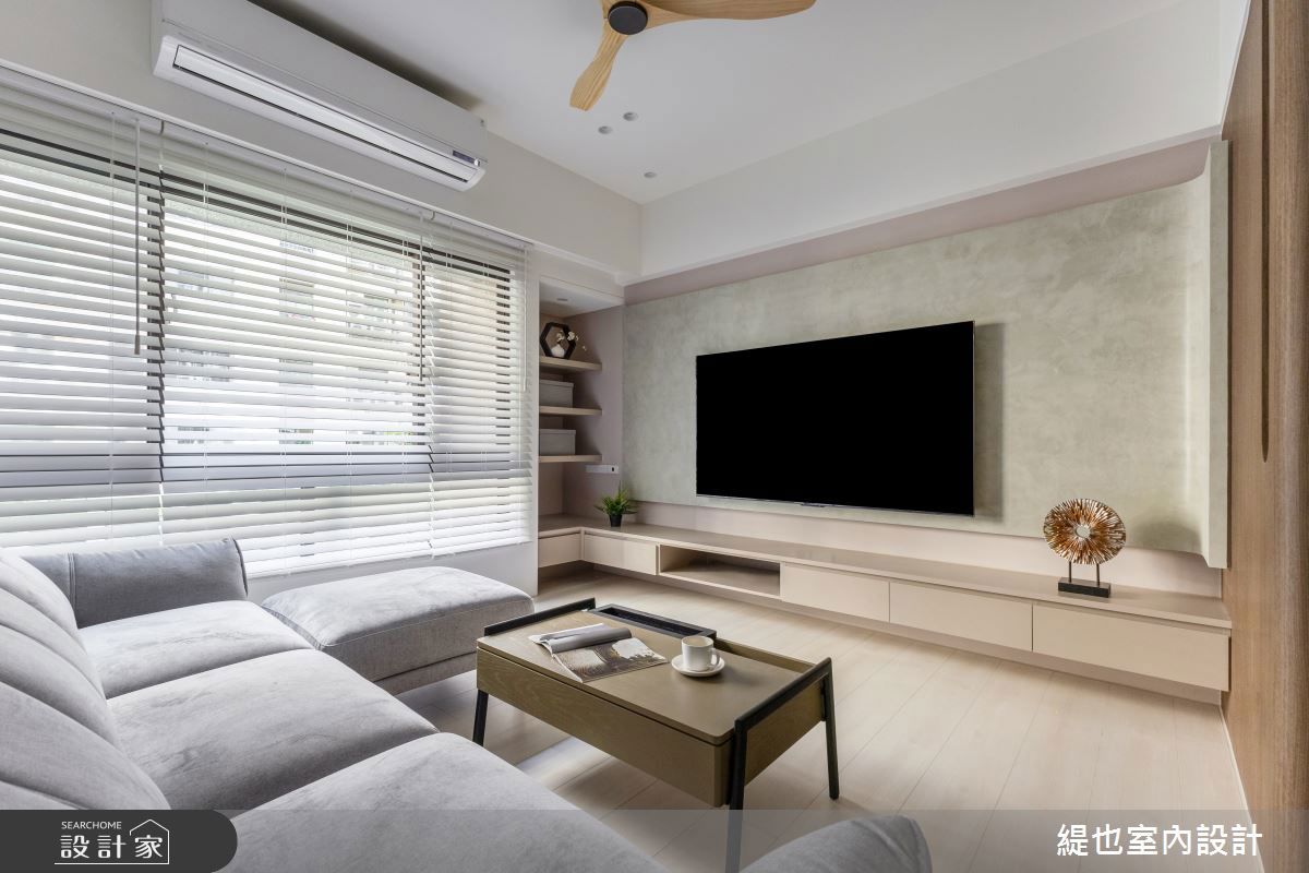 老屋翻新後，調整格局升級為明亮的舒適美宅，牆面鋪陳屋主喜愛的藝術漆，呈現自然紋理