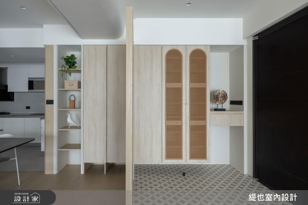 玄關地坪鋪設奶茶色花磚，屏風結合長虹玻璃，型塑迎賓系的風格玄關