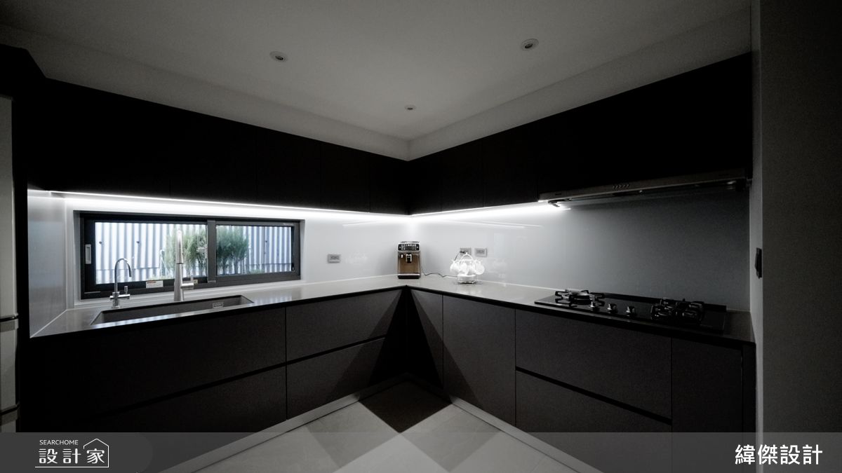 廚房規劃L型霧黑色櫥櫃，營造沉穩時髦格調。