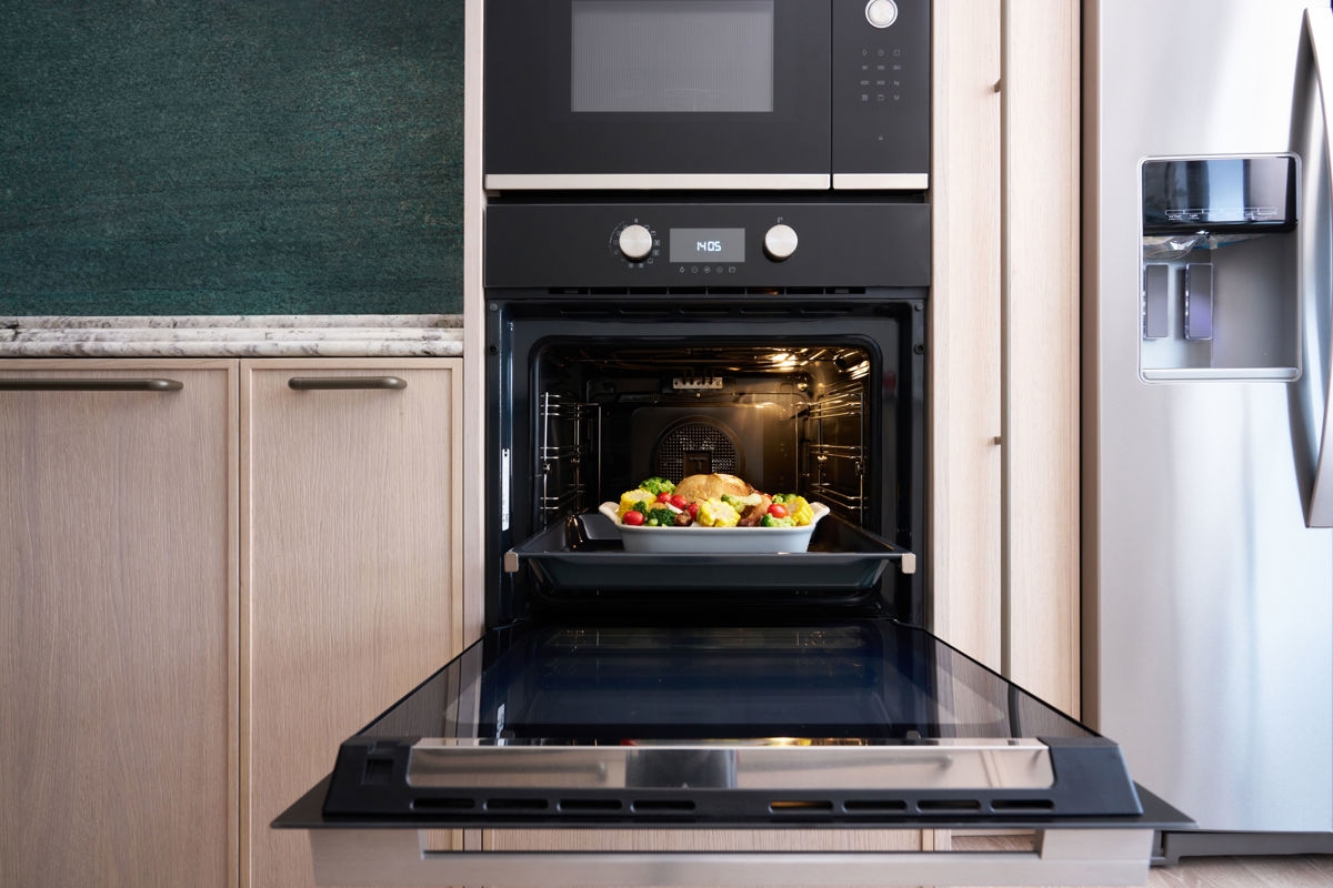 TEKA 60cm 舒肥蒸烤箱整合蒸、烤與低溫料理功能，一機多用，讓豪宅廚房能維持俐落的立面比例。