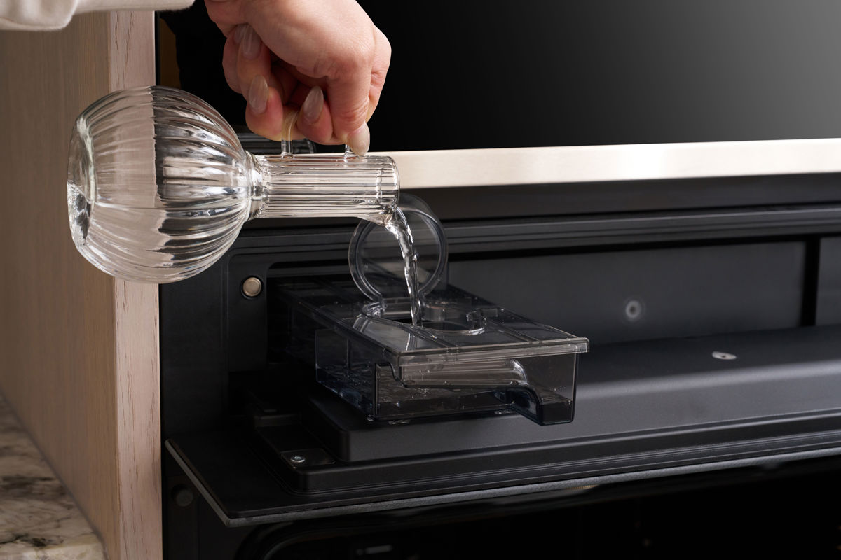 TEKA 60cm 舒肥蒸烤箱採用直覺式加水設計，並搭載水自清系統，降低清潔負擔，讓高機能設備操作更便利、維護更輕鬆。