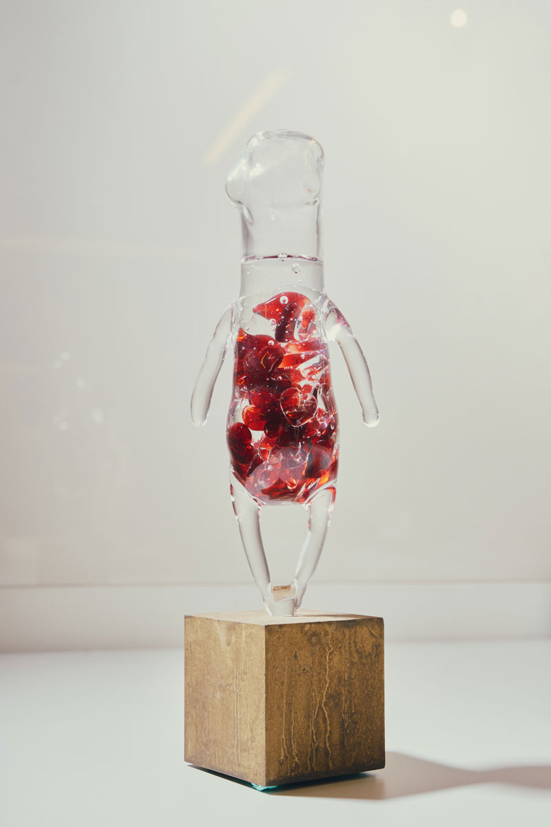 來自四季彩舍SHIKISAISHA GALLERY 三平硝子的《ドロッドロッ》玻璃創作在清澈通透之中流露出天真的趣味，彷彿以溫潤的光感，為觀者注入一股柔軟而安定的療癒氣息。