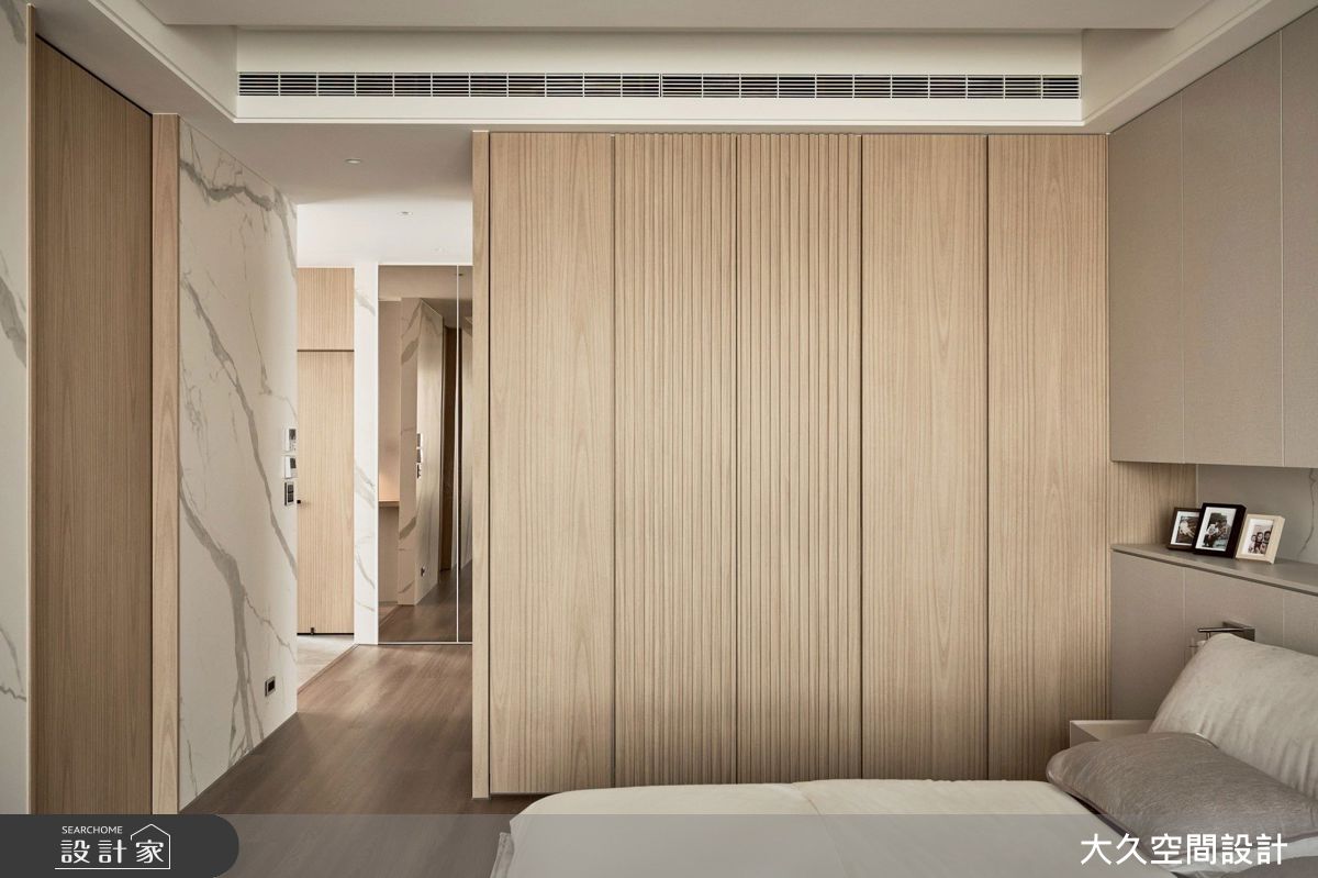 四樓規劃飯店式主臥房，透過石紋與木質調性，形塑舒適安靜的睡眠環境。