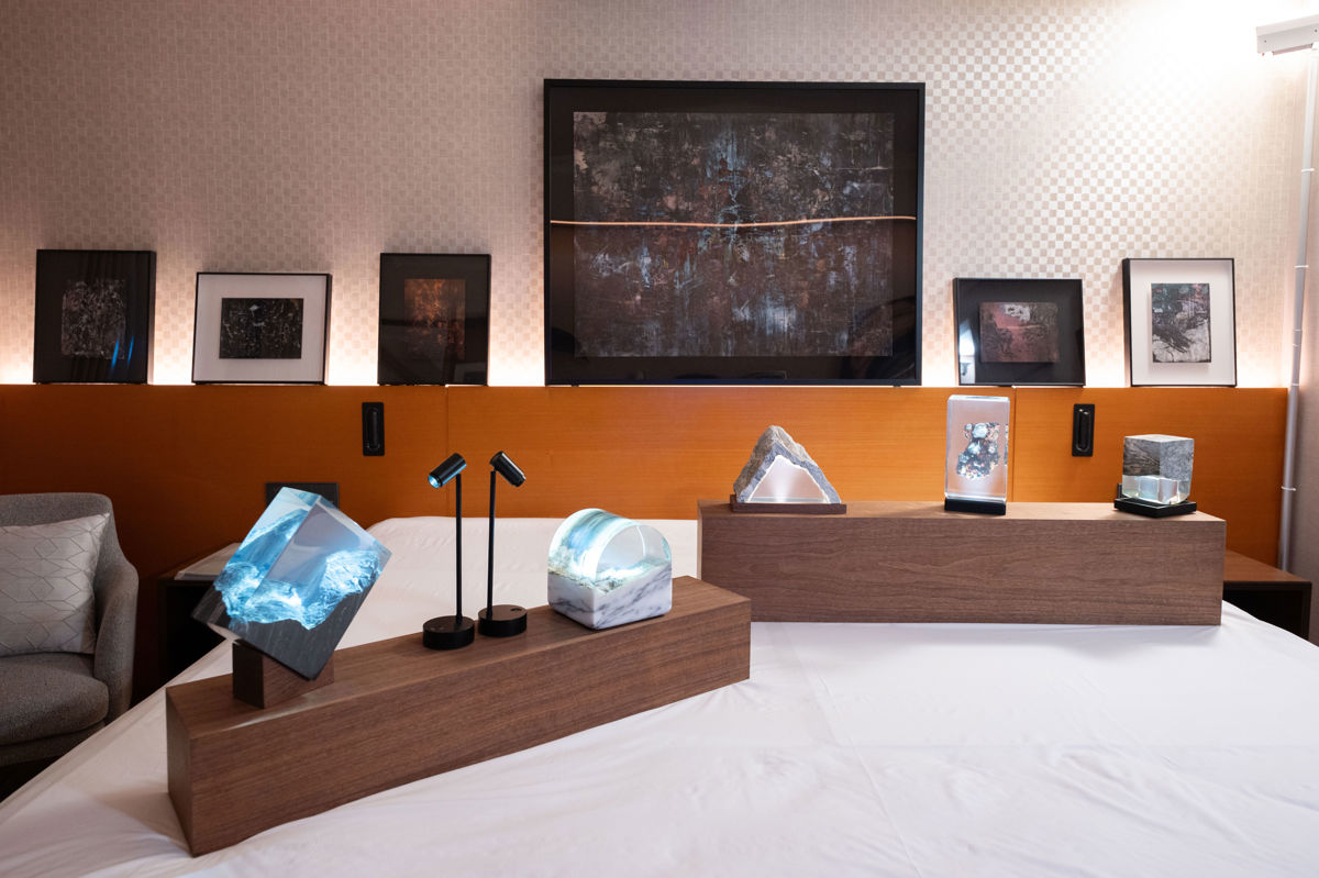 藝術家李曜丞（Tim Lee）同時也是「媒體藝術（Media Art）」展區以多媒材呈現當代敘事的實驗性，飛皇畫廊透過「趨光而行」帶領觀者以光影、物件與身體探索感知與空間互動。