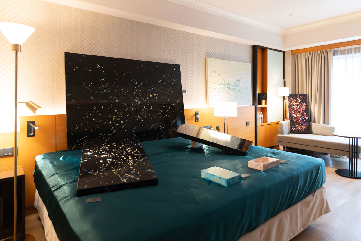 特別合作展區「臺南新藝獎（Next Art Tainan）」匯聚青年藝術家，水色藝術工坊吳德馨以《殞光》探索破碎記憶與光的質感。