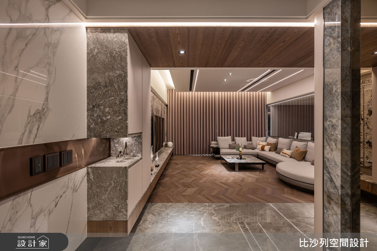 ▲此案與新店溪相鄰，公領域的大面窗收進水岸光景，日常起居即是風景。