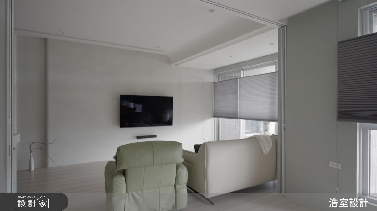 客廳以莫蘭迪大地色鋪陳，展現溫潤放鬆的質感。