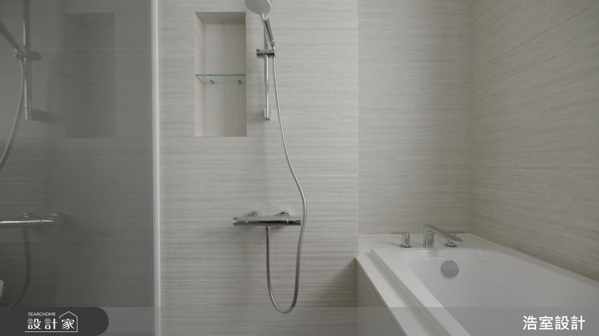 主臥衛浴採無障礙設計，讓屋主的退休生活更安全便利。