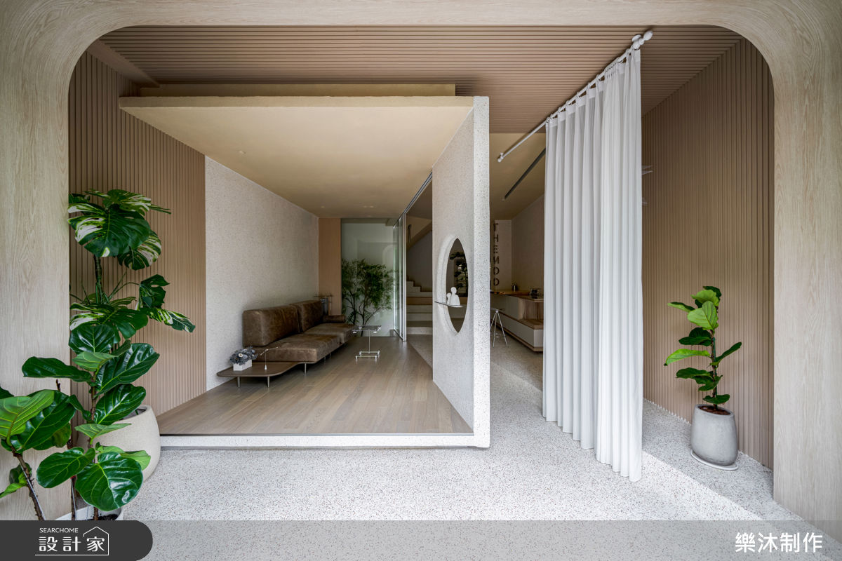 長型格局透過斜角設計劃分空間，拉出視覺景深，讓動線更流暢。