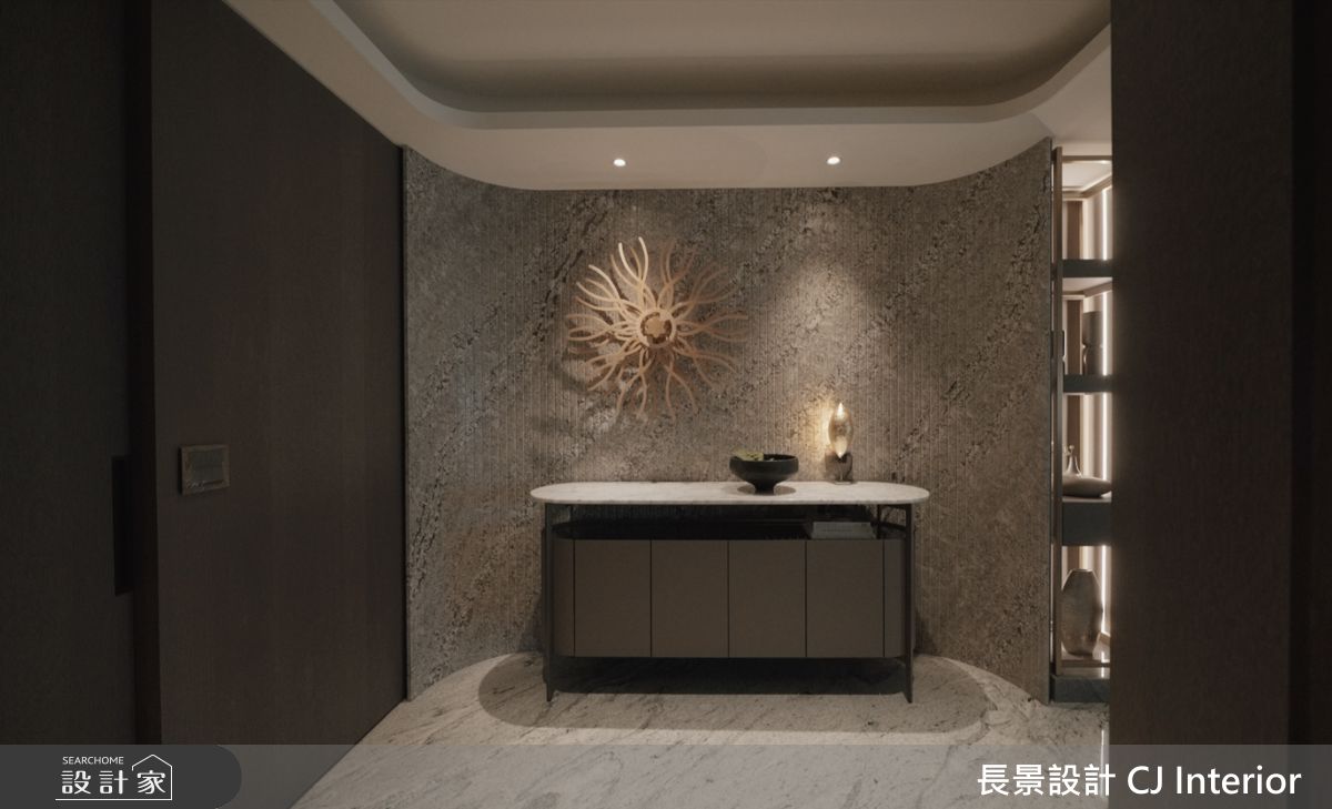 玄關端景搭配動力雕塑藝術品，為空間增添生命力。