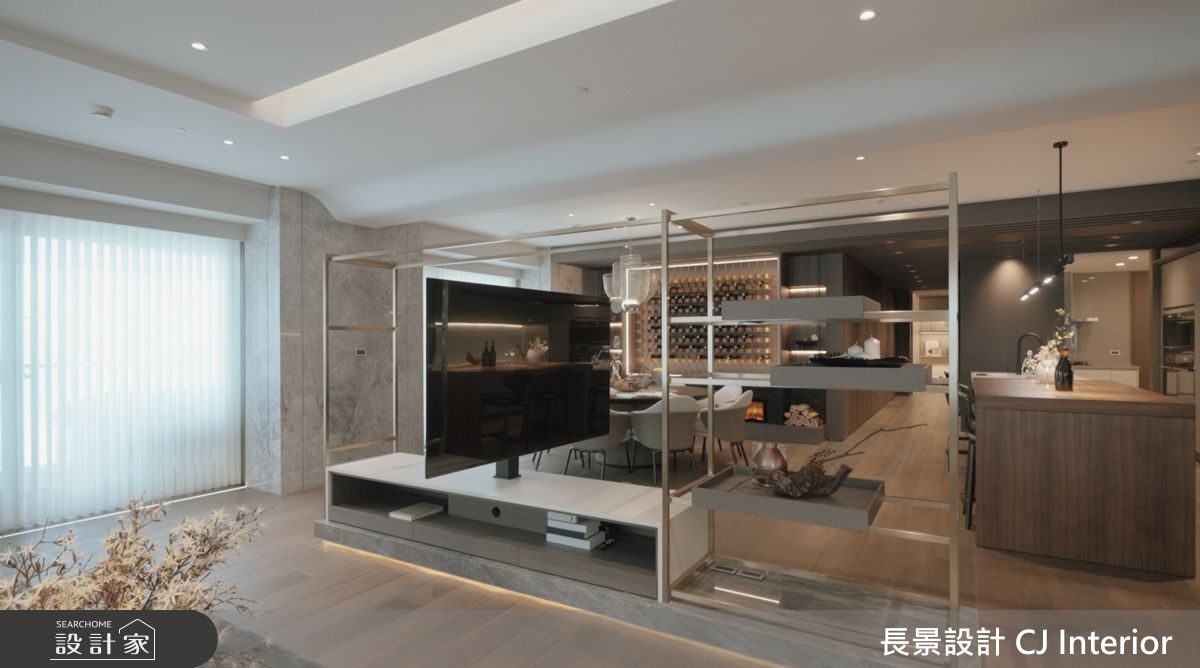 客廳以開放式電視架，展現出開闊而通透的視覺效果。