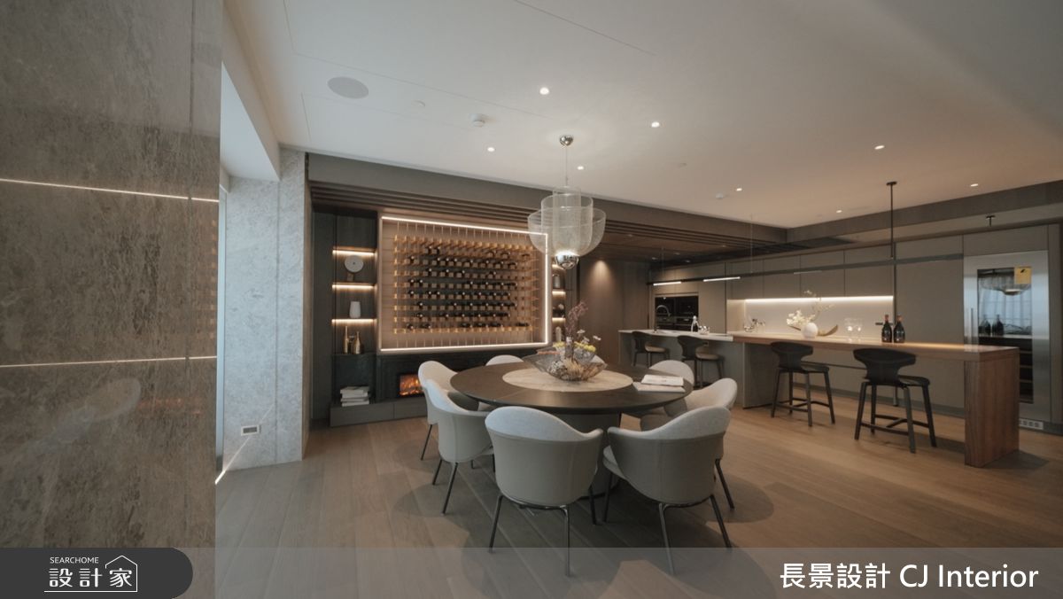 圓桌後方配置紅酒展示櫃，營造出高級優雅的氛圍。