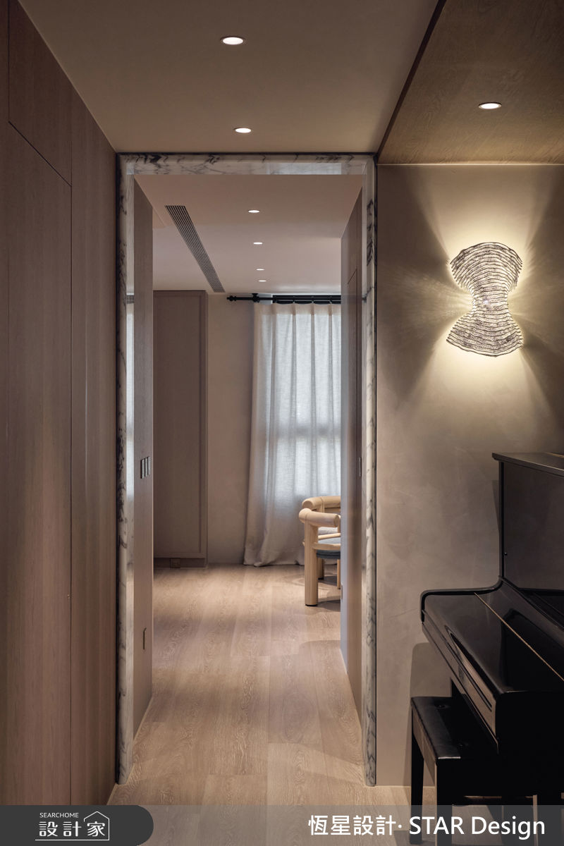 客廳與餐廳間的過度區域，放置給孩子學習的鋼琴，展現藝術與音樂的氛圍。