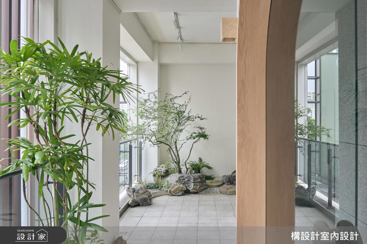 戶外庭院採取中日式混搭造景，以低干預工法導入自然綠意，不僅區隔了都市喧囂，也為走入診所前創造了靜謐儀式感。