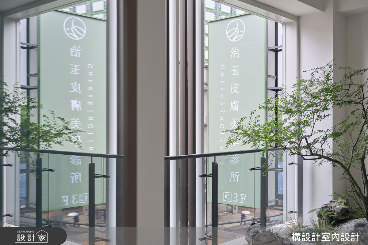 設計團隊執行全方位的品牌整合，從室內空間到外部招牌視覺一併統籌，讓自然景觀和品牌識別相互呼應，建立旗艦級的專業形象。