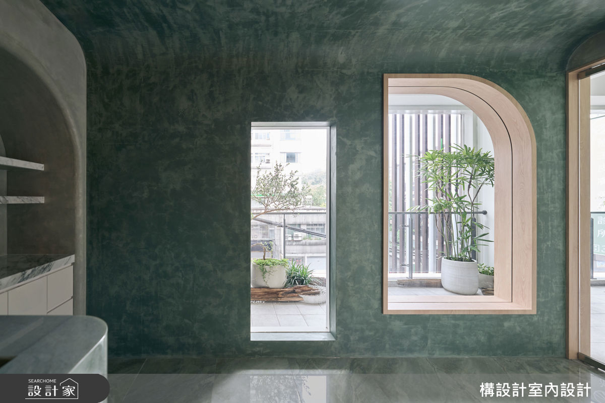 臨窗區設計特殊的造型窗框，並延伸出木質平台，提供穿脫鞋時的暫坐機能，同時把戶外庭園的綠意，如畫作般引入室內。