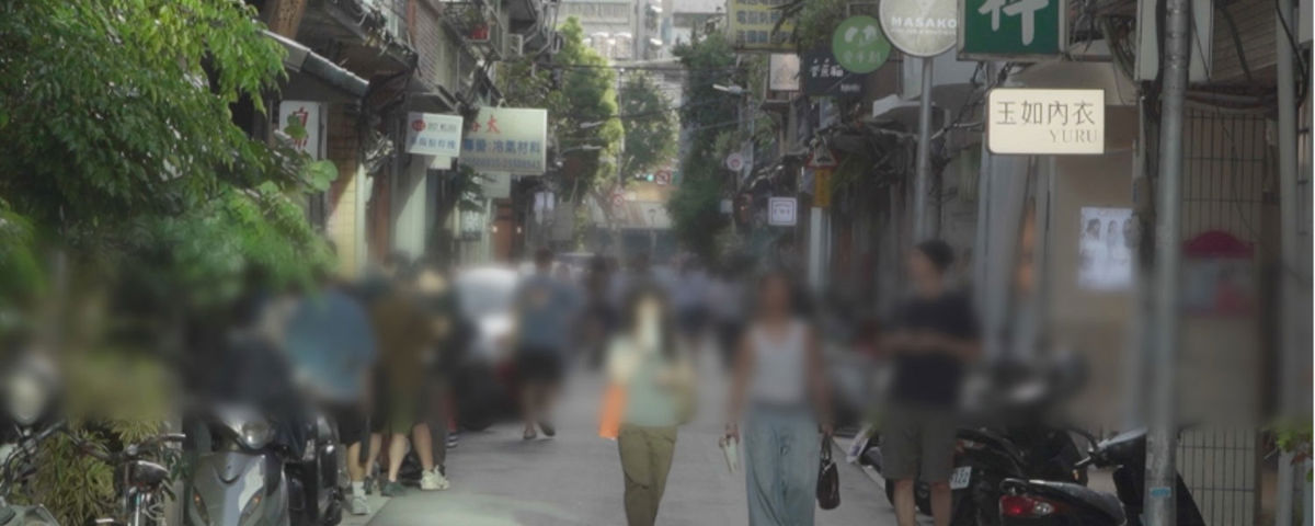 臺北老舊街廓的道路寬度決定了店鋪的合法性,在法律與文化發展的衝突下,我們被迫重新思考都市管理法規的意義。