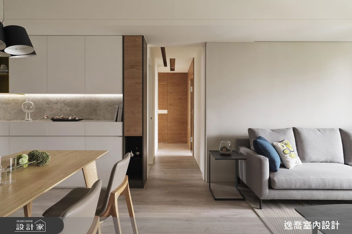 把櫃體深度埋入牆中，讓整面牆看起來平整、不突出，走道更乾淨