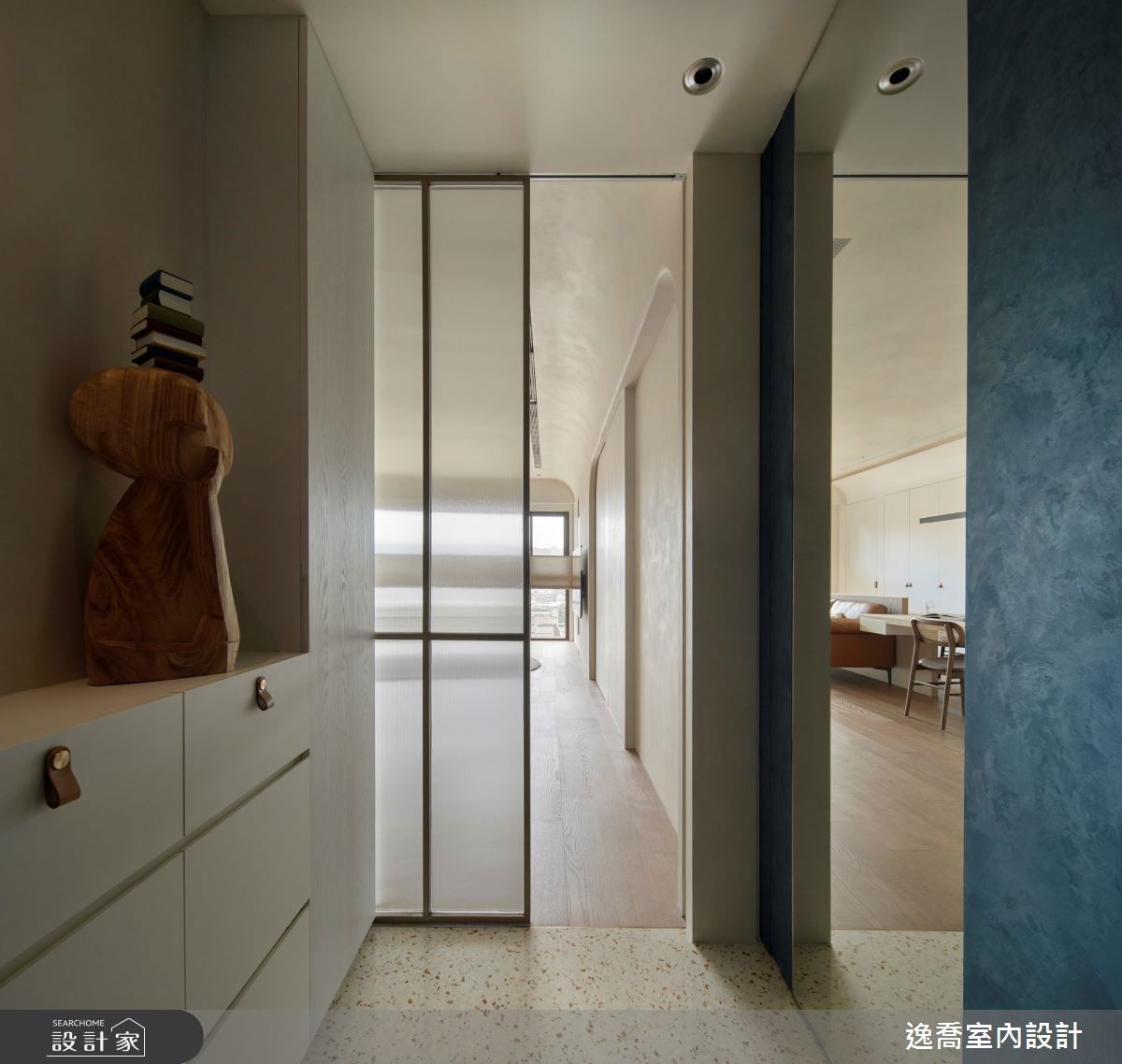 使用小冰柱玻璃拉門，透光又能明確區隔落塵區