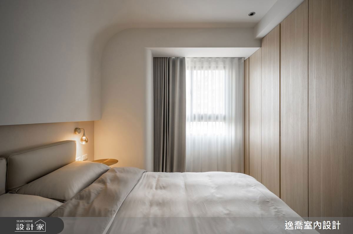 床頭弧形線條，隱藏大樑，視覺柔和圓潤