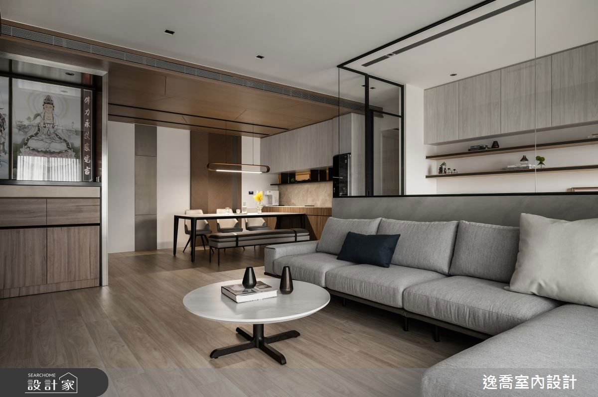 現代風居家，客廳的神明桌以金屬框景與隱藏照明燈光規劃，視覺融合又省電