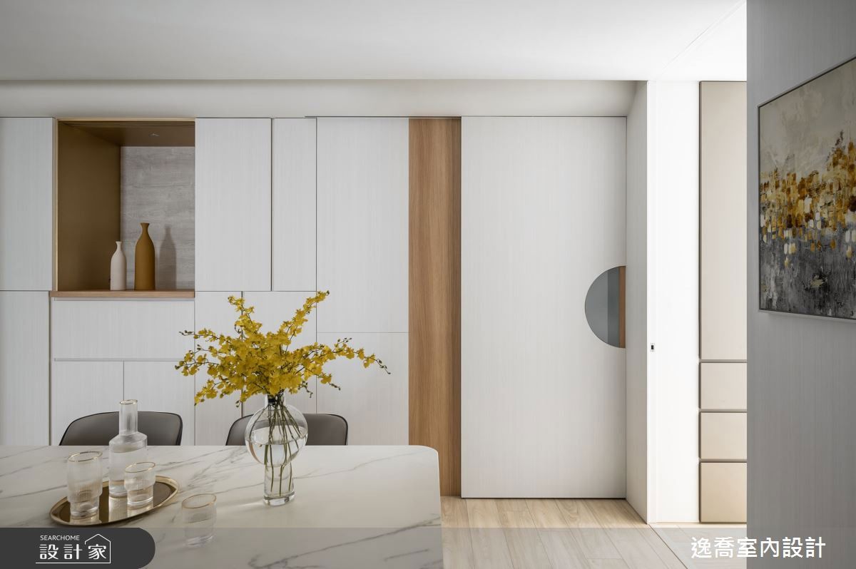 屋主希望退休宅有溫馨感，以淺色木皮與白色面材圍塑，與整體簡約感一致