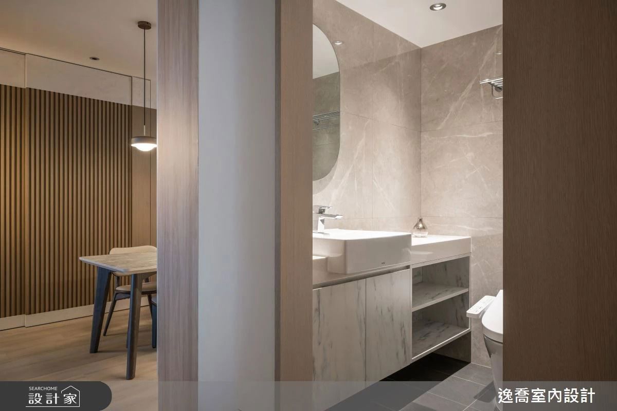 AFTER：將原本廁所內部的淋浴區和臉盆位置交換後，廁所門得以更換位置，使動線順暢，成功避開正對房門的問題。