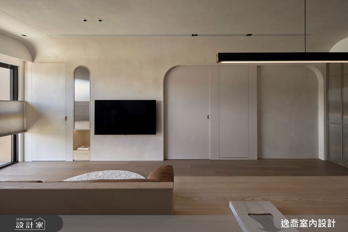 把房門和櫃體整合成同一片牆面，門片與櫃門同色同材質，減少切割線