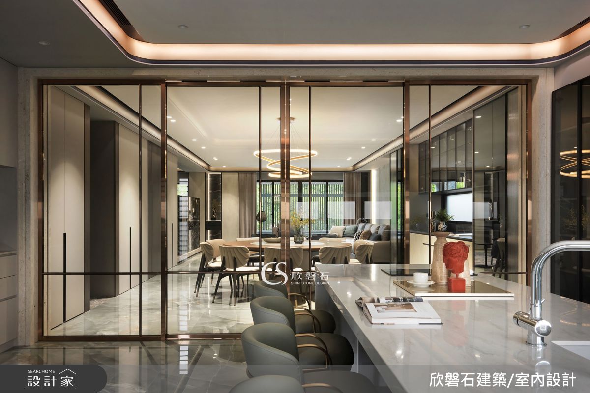 團隊將豪宅設計標準導入開發建案，從建築外觀比例、動線規劃到施工細節皆以高規格檢視，讓居住感受回到生活本質。