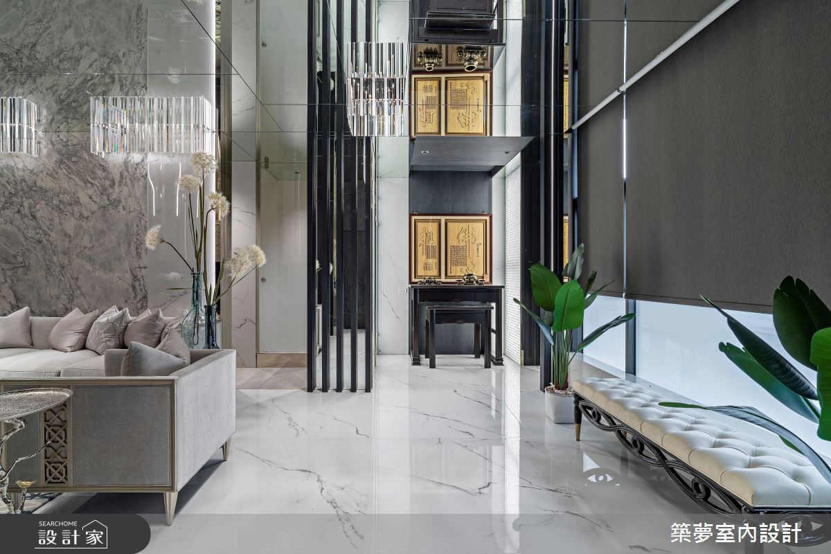 因應華人重視祭祀與倫理傳承的精神，佛龕區以黑色水染木皮、義大利大板磚襯托金色的經文，營造莊重而神聖的氛圍，同時傳達「慎終追遠、飲水思源」的價值觀。