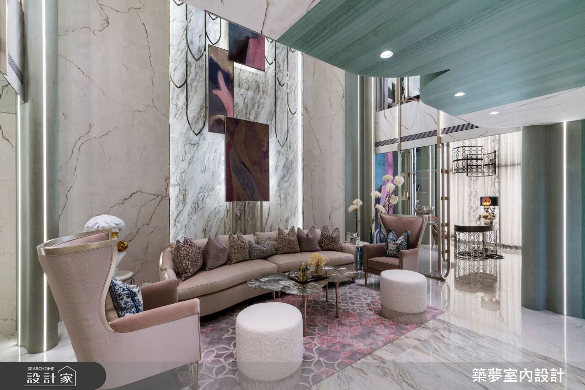 羅芳銘總監使空間成為「藝術品」，透過訂製壁布及家具軟裝，在立體空間中重新詮釋《牝鹿》，並將現代智慧科技完美隱形，更一舉解決採光及屋高不足等限制。