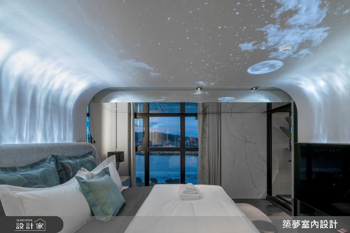 屬於女屋主的臥室空間，將天花板化為溫柔的弧形包覆，並融入「星空天頂投影」設計，讓女主人每晚都能在夢幻星空下進入夢鄉。