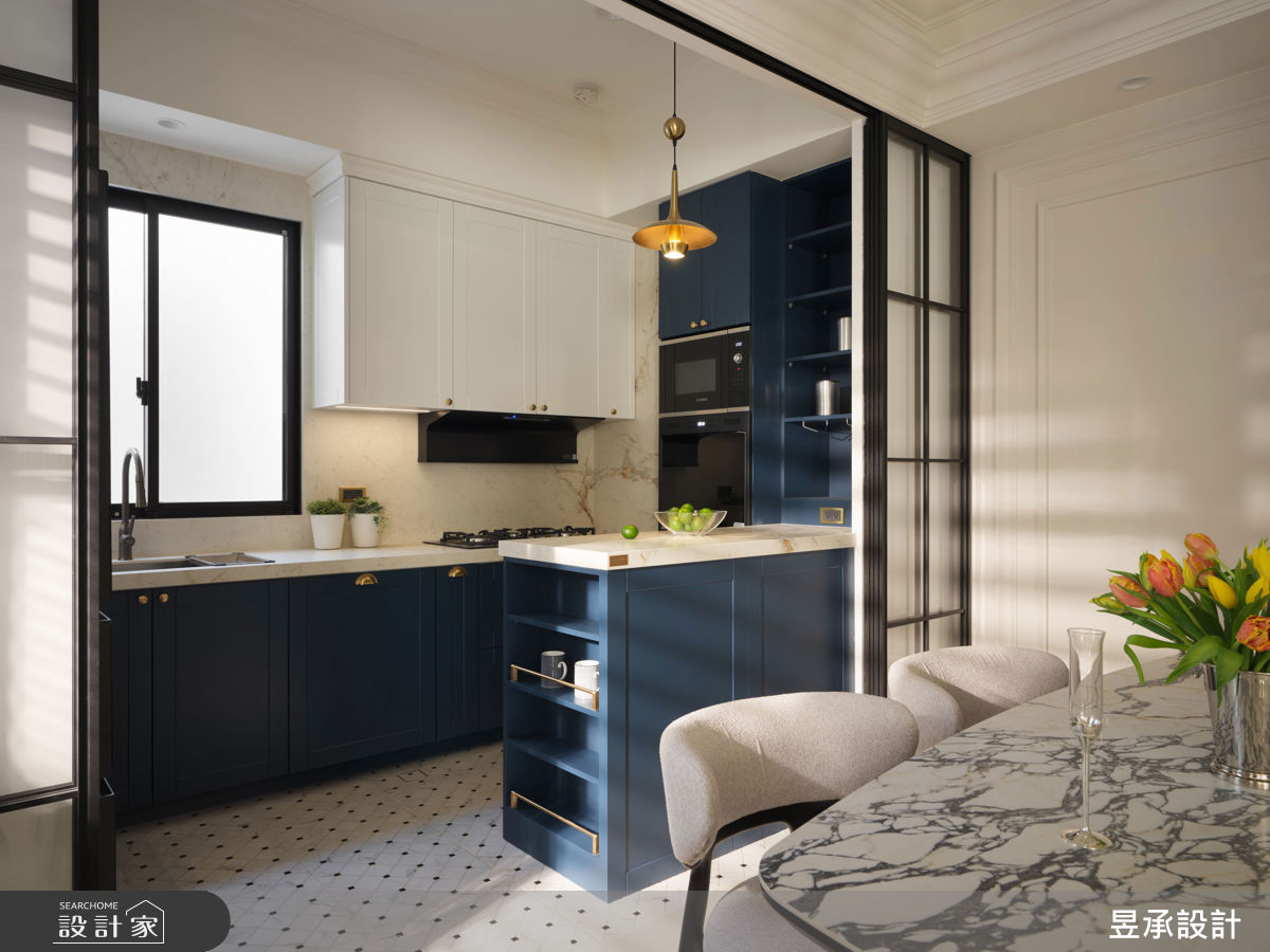 ㄇ字型料理檯搭配中島，讓烹飪與備料動線更加流暢。