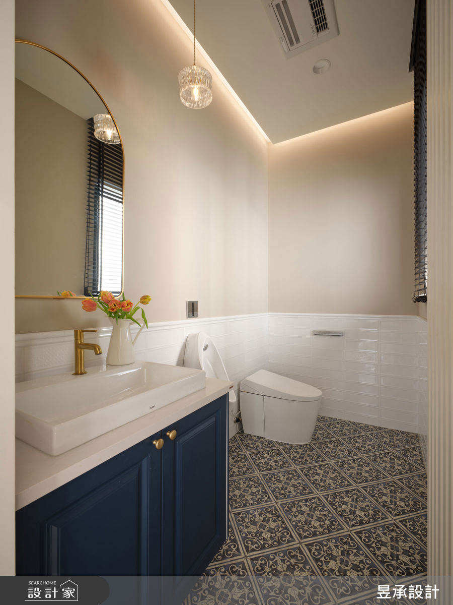 一樓衛浴採跳色鋪陳，上半部選用黃色系班傑明浴室防水漆，下半部以白色線板磚及鐵道磚鋪陳，為空間增添細膩層次。