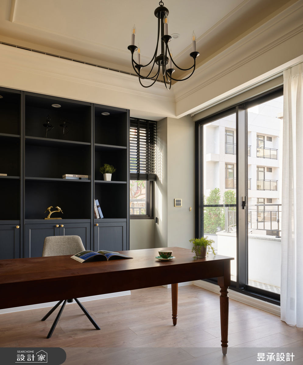 書房則以沈穩深色鋪陳，打造低調優雅的休憩空間。