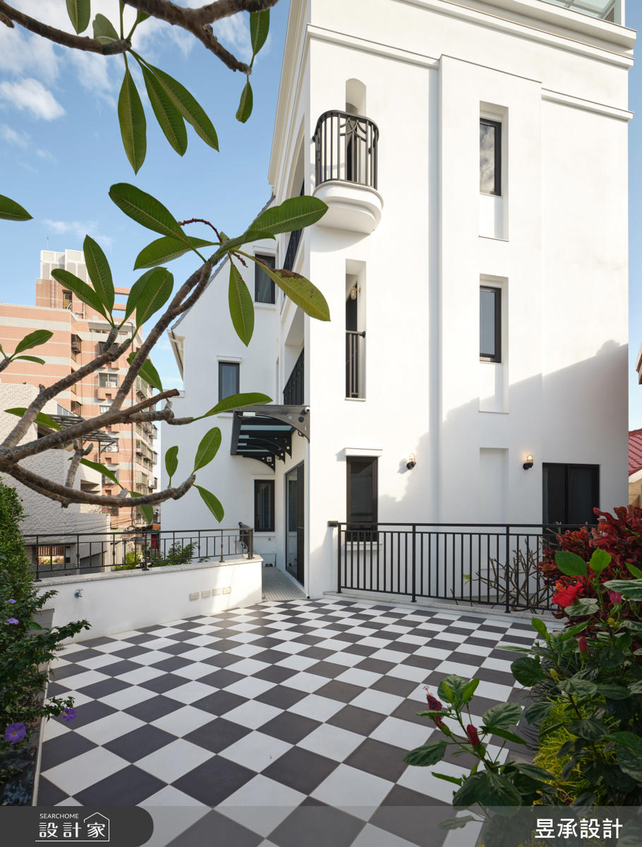 露臺花園設置在二樓車庫上方，作為屋主一家聚餐或是花草園藝的空間。