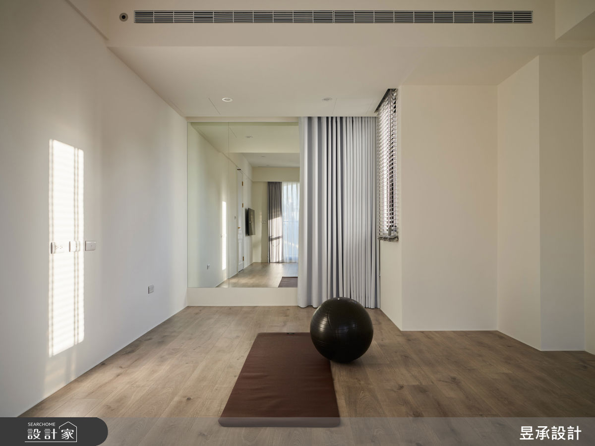 四樓作為多功能室，可彈性作為遊戲間、工作室或客房，讓屋主依據自己需求做規劃。