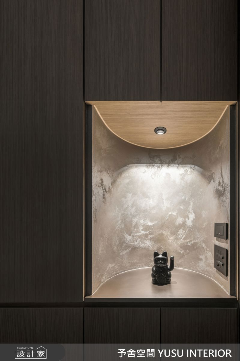 玄關置物平台作為端景區，背牆以藝術金屬漆打造，呈現細膩質感。