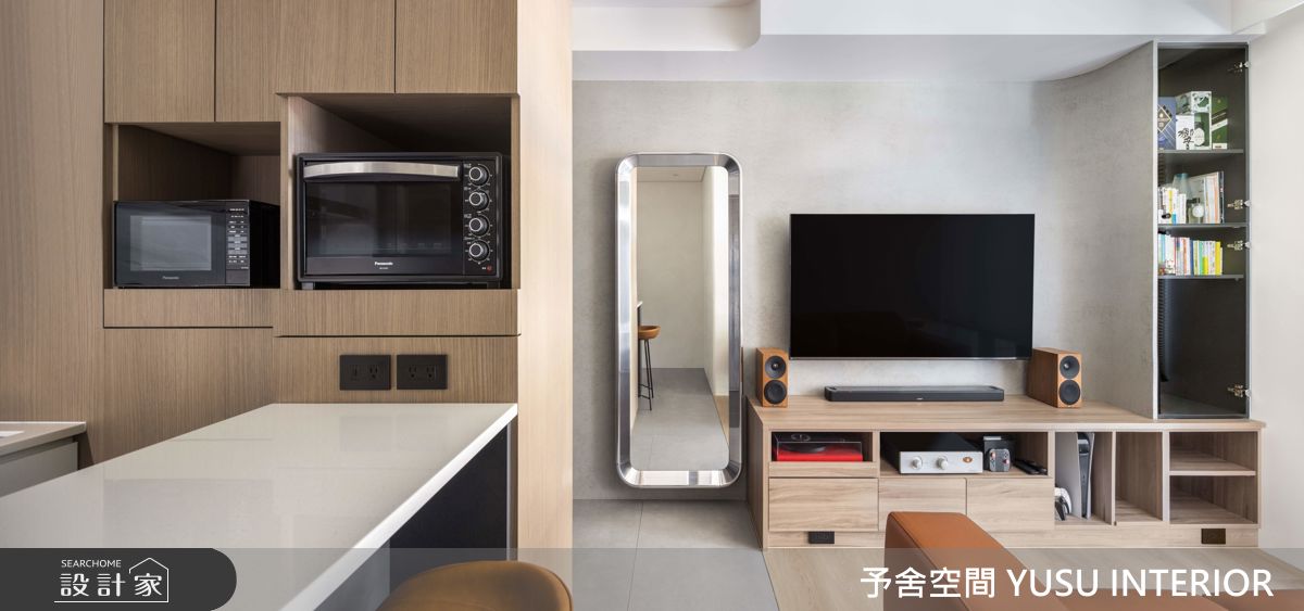 電視背牆選用灰色的麂皮漆，對面的沙發背牆則使用淺色，營造明暗對比的層次。