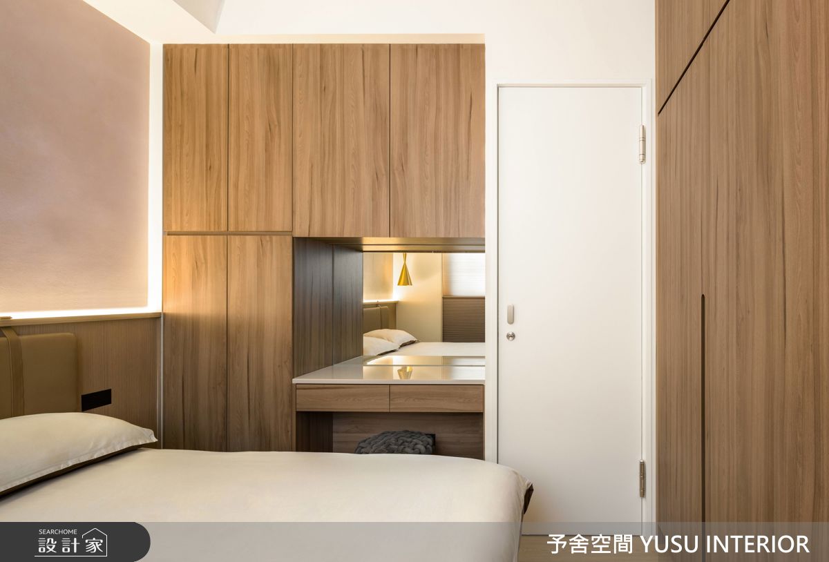 主臥區域不僅規劃標準雙人床及衣櫃收納，在門旁也配置梳妝區，呈現完整的休憩空間。