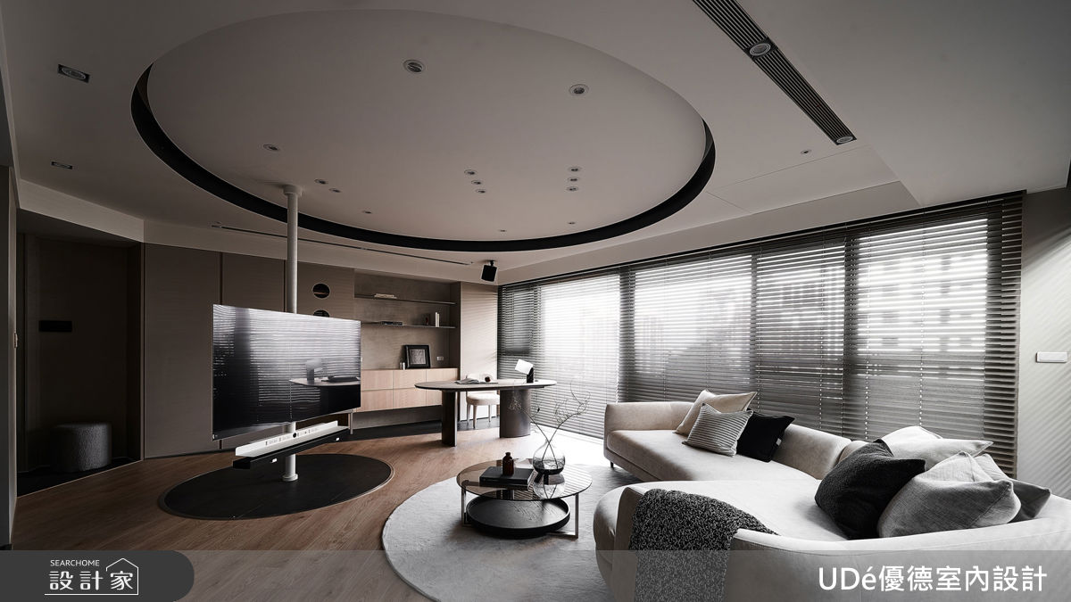 旋轉電視柱成為公領域的共享核心，串聯客廳、廚房與書房。