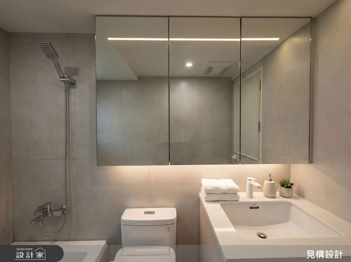 衛浴局部裝修可參考設計，以灰色調磁磚搭配大面鏡櫃，兼顧實用與美觀。