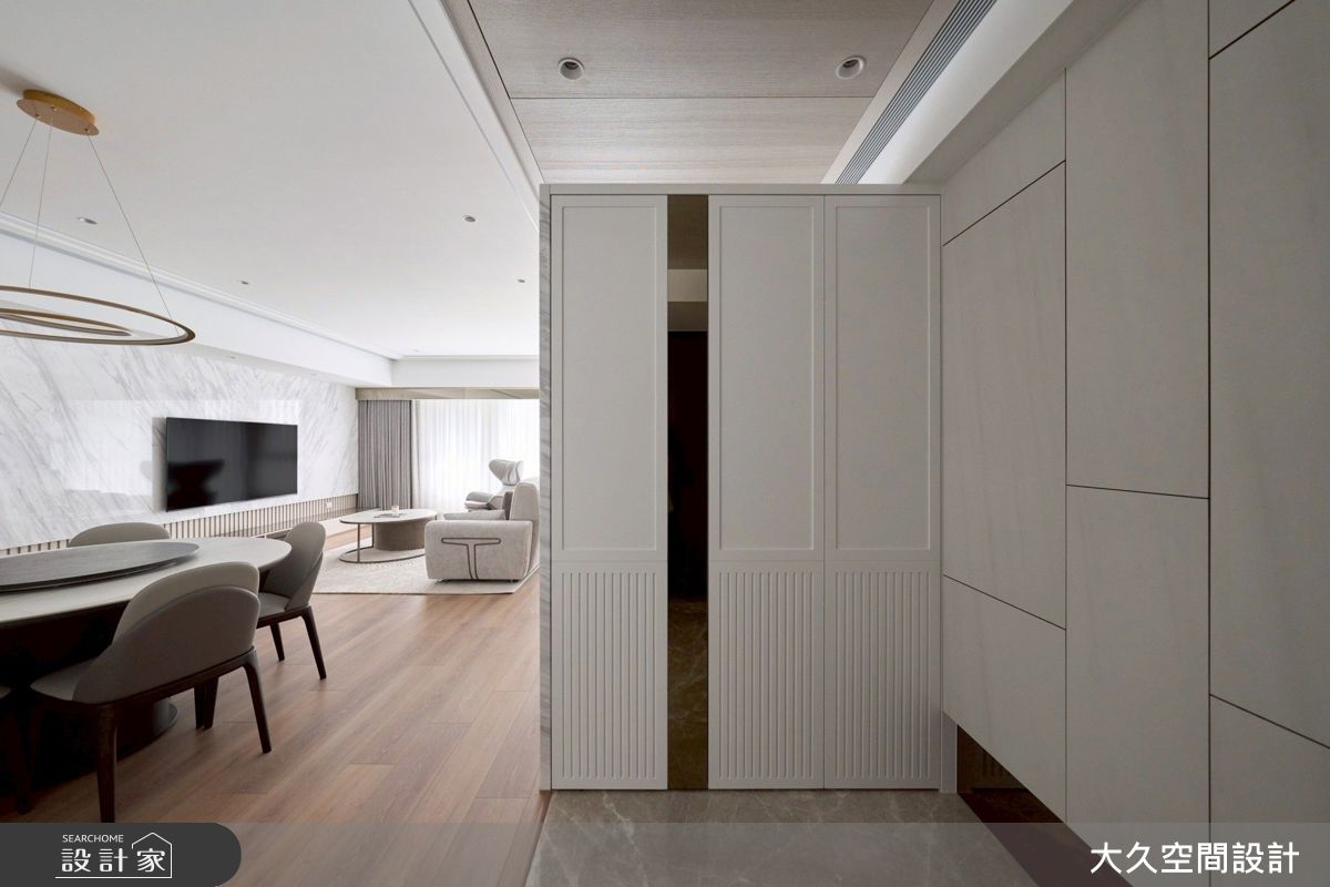 玄關至客廳天花板改用木皮造型,既隱藏空調維修孔,也讓空間更乾淨俐落。