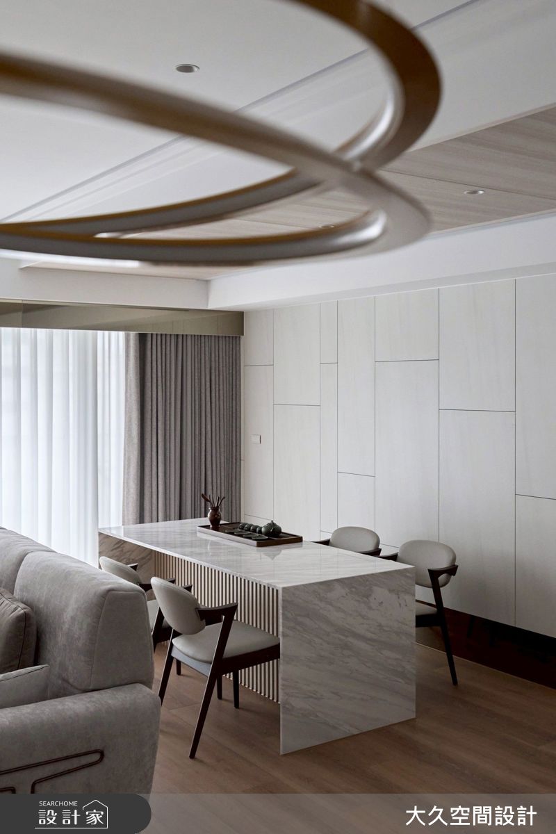 泡茶桌面以銀狐大理石打造,與電視牆材質一致,形塑空間連貫性。