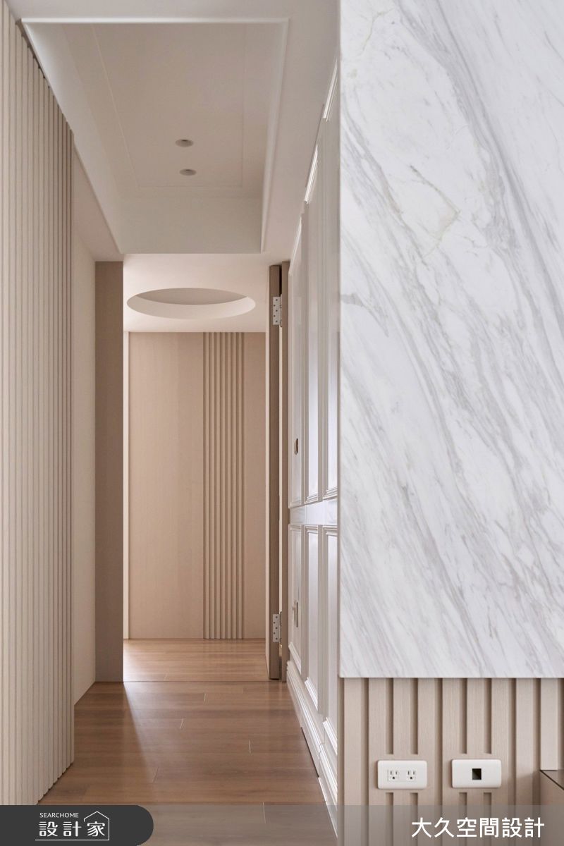 格柵門片界定公領域與私密空間,既保有隱私,也不會讓空間完全被切斷。