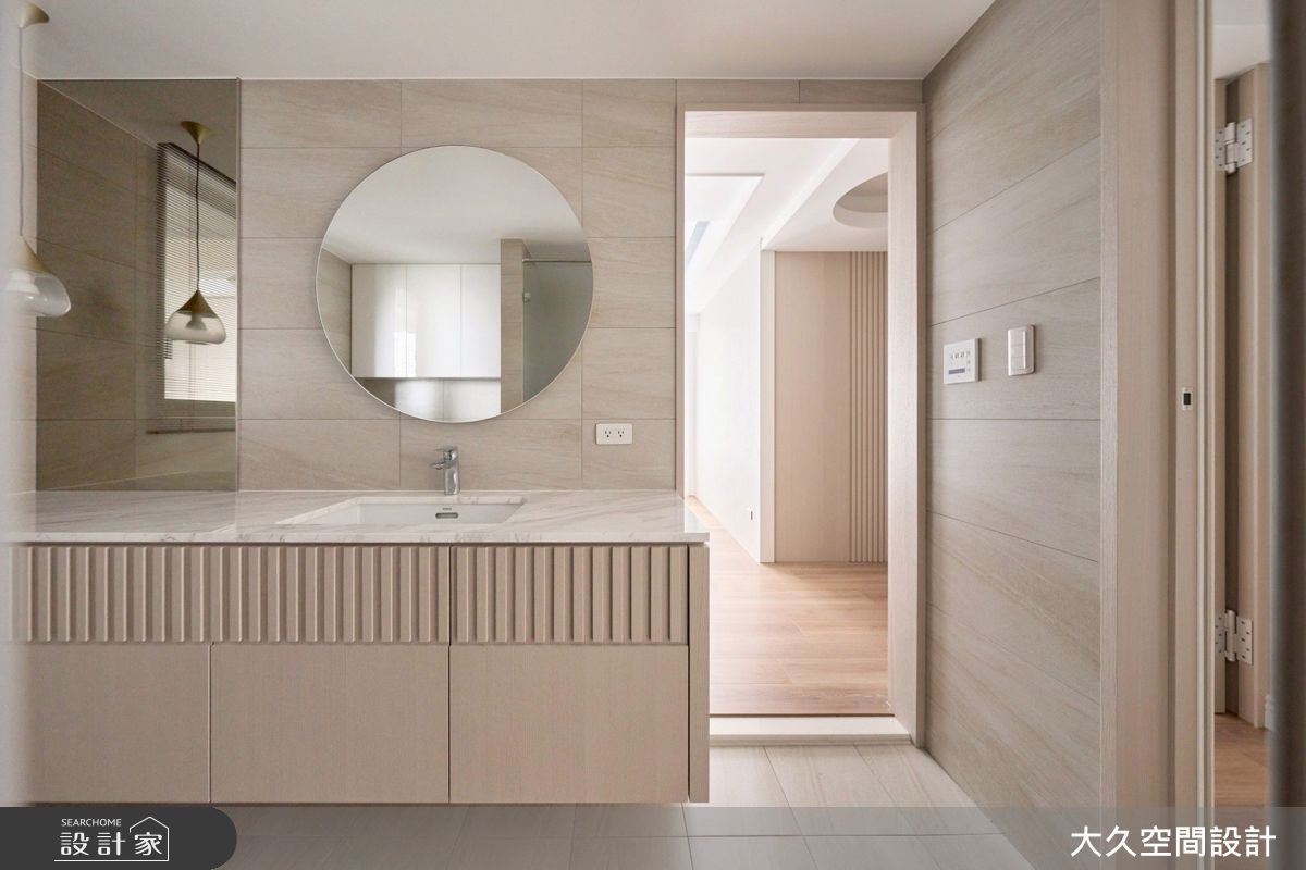 考量長輩行走不便,特別在孝親房增加出入口,讓衛浴行成雙向動線,如廁更安全。