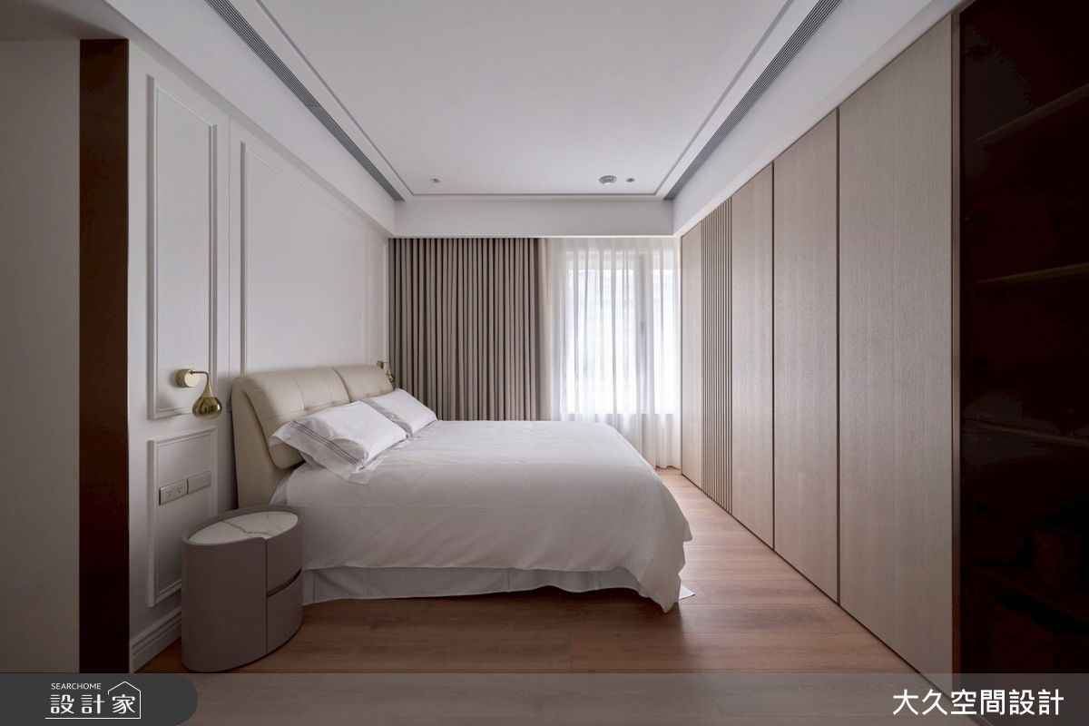 主臥未規劃更衣間,而是把收納整合在床尾的衣櫃和展示櫃,滿足屋主需求。