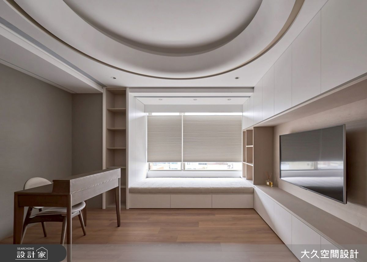 多功能室的天花圓弧造型,打造大器挑高的空間感,無論擺放什麼家具,都能自然融入其中。