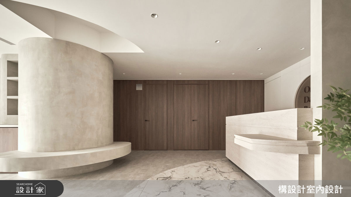 診療區利用連續的深色木紋暗門，收整了繁雜的醫療動線，確立內斂穩重的品牌基調。