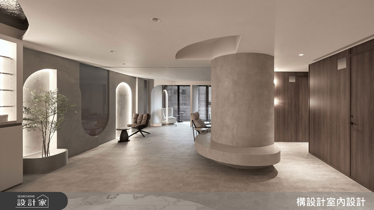 當夜幕低垂，隱藏於圓弧造型牆面、各處的間接照明暈染出柔和光暈，為沉穩的空間披上一層迷人的微光奢華感。